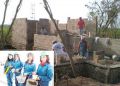 Participantes brasileros mientras construyen su casa