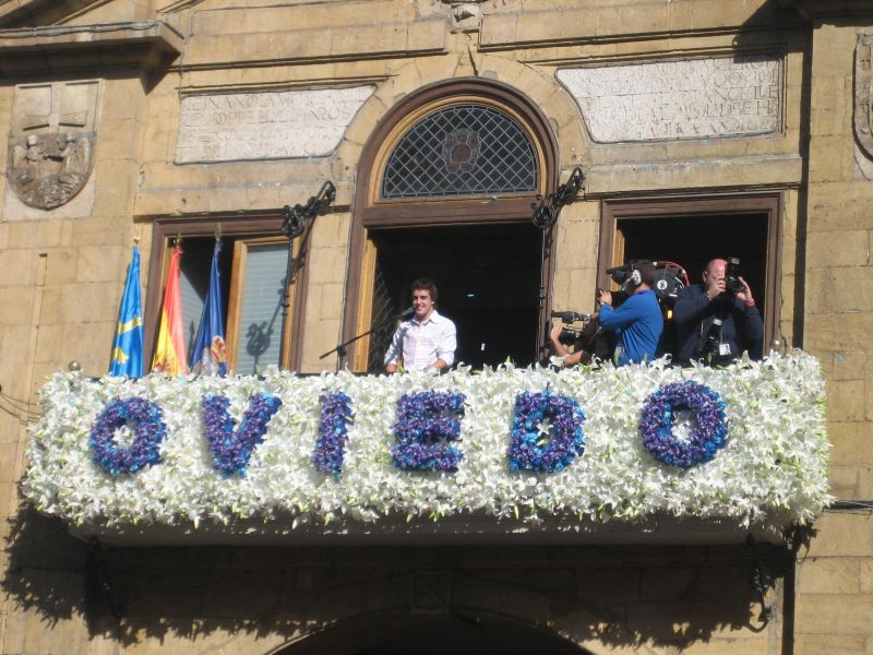 Archivo:Bandera oviedo.jpg