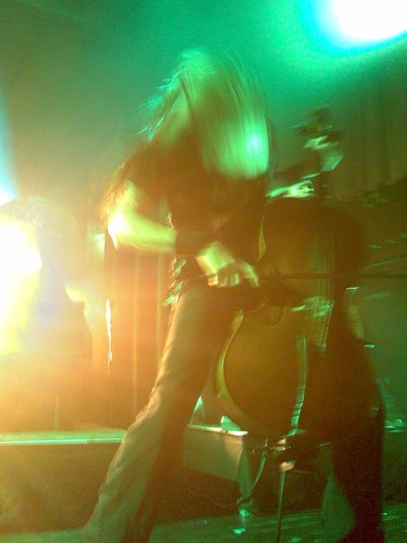 Archivo:Eiccaheadbanging.jpg