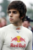 Alguersuari viendo un accidente de Bourdais