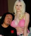 Rouge con Gene Simmons, antes de saber que son padre e hija.