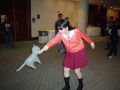 No se preocupen, el gato es falso asi que no se morirá por culpa de ver a la Cosplayer.