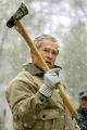 Bush talando los arboles para que no se quemen.